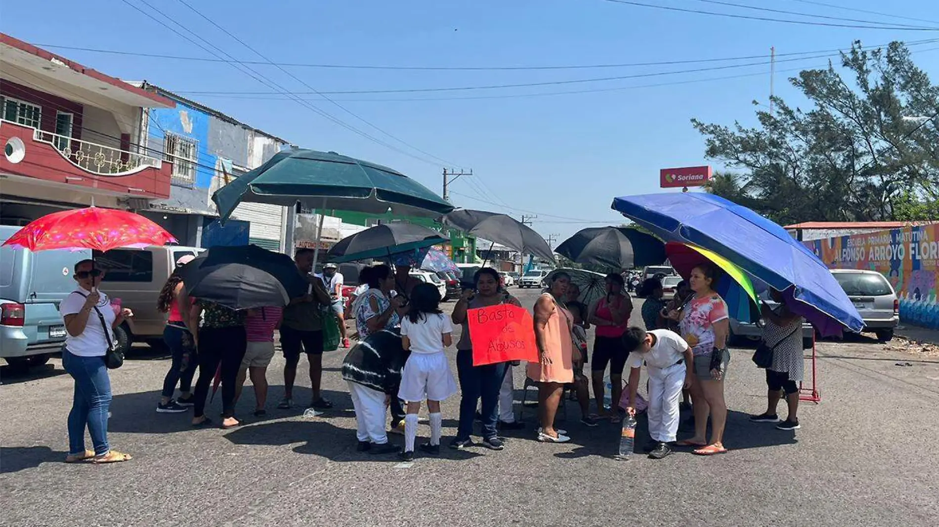 Padres de familia de primaria de Veracruz se manifiestan por presuntos malos tratos de directora